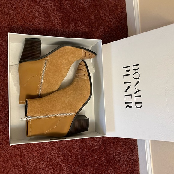 Donald J. Pliner Shoes - Stunning Donald Pliner short caramel boots, size 10 M.